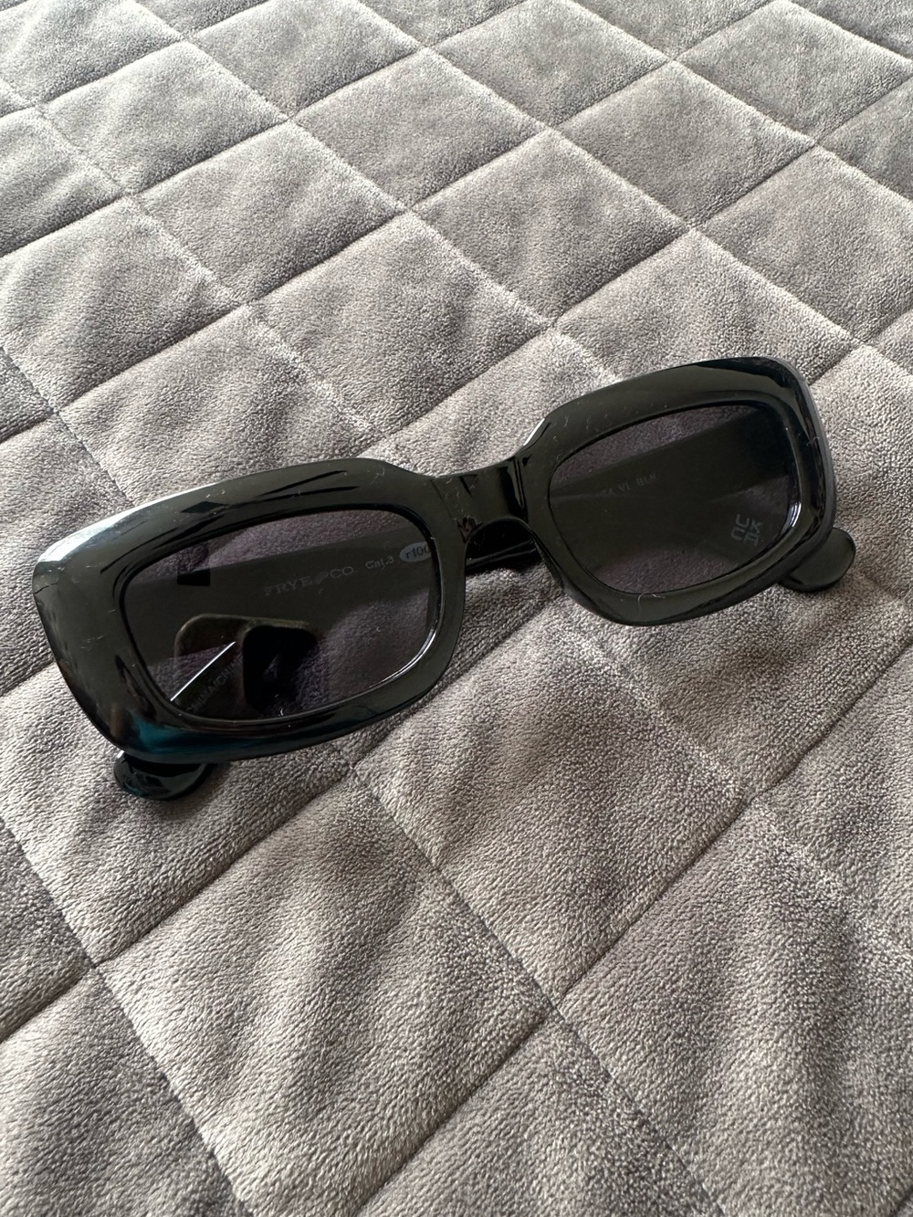 Like NEW! FRYE AND CO. Black Frame Sunglasses